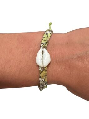 Green Floral Shell Bracelet